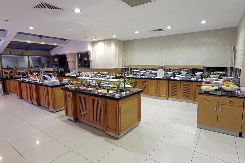 Eser Premium Hotel & Spa Buyukcekmece Exterior photo A buffet at a hotel
