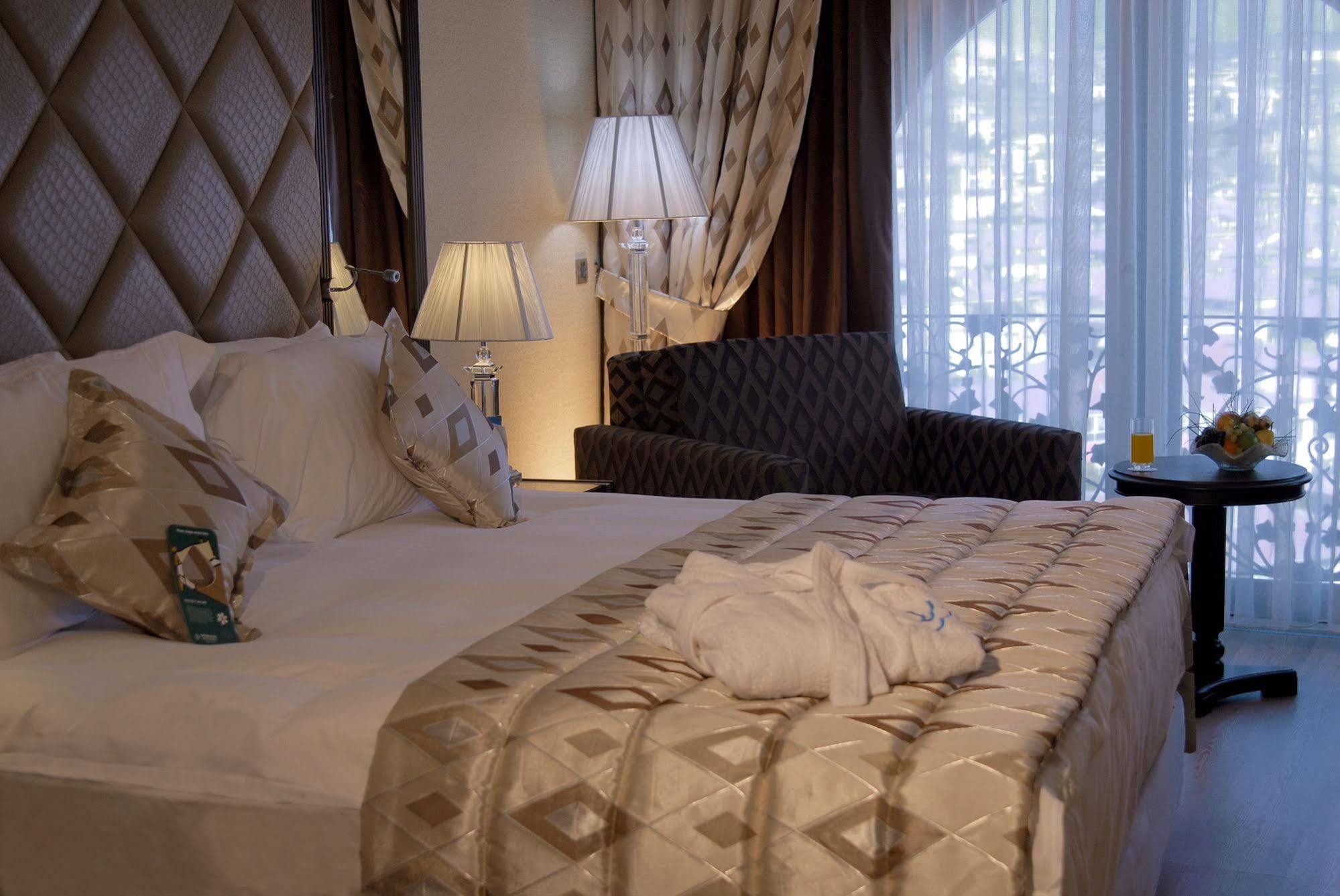 Eser Premium Hotel & Spa Buyukcekmece Exterior photo A bedroom at the hotel